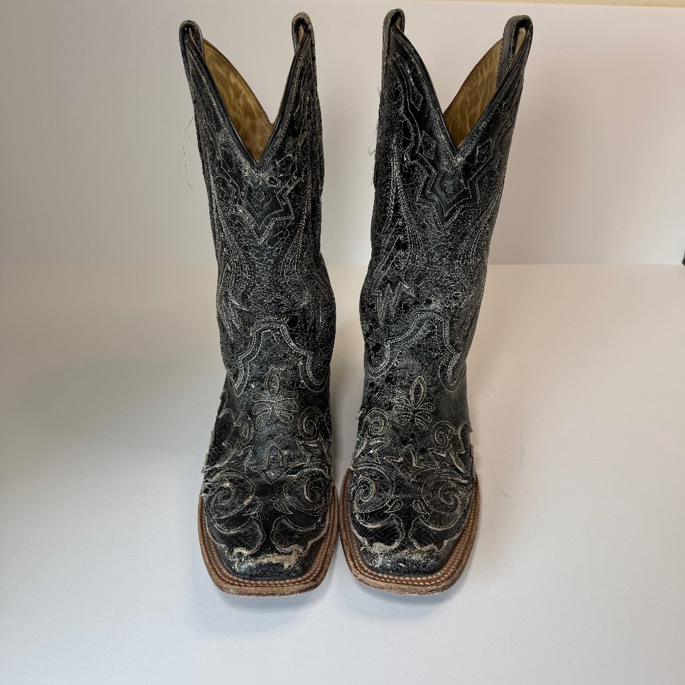Corral Women's Blackish Embroidered Western Cowboy Boots. 9 1/2